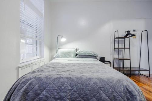 紐約的住宿－Park Side Living, Get Cozy，白色的卧室,配有床和梯子