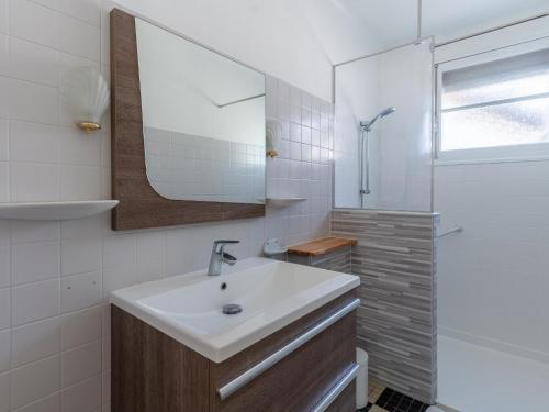 une salle de bain avec un lavabo, un miroir et une douche dans l'établissement Maison landaise rénovée, 6 pers: proche lac, plage, surf, jardin, terrasse, vélos et ménage inclus - FR-1-319-545, à Parentis-en-Born