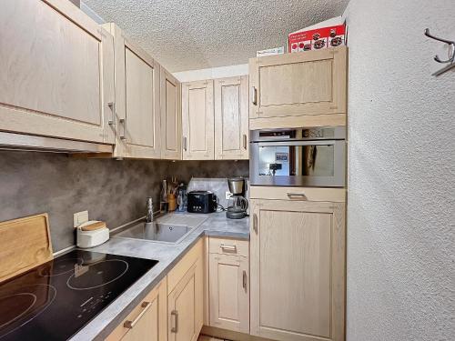 Photo de la galerie de l'établissement Appartement 2P avec Balcon au Centre de Combloux, Parking, Wifi, Proche Commodités - FR-1-560-128, à Combloux