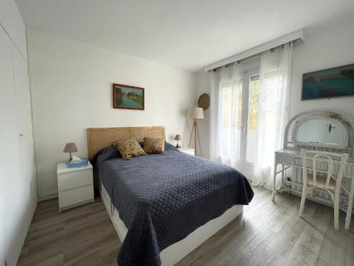 une chambre avec un lit et une fenêtre dans l'établissement Maison familiale à Arcachon : 3 chambres, jardin sous les pins, WIFI FIBRE, proche plage et centre - FR-1-420-145, à Arcachon