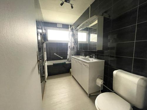une salle de bain avec toilettes, lavabo et fenêtre dans l'établissement Maison familiale à Arcachon : 3 chambres, jardin sous les pins, WIFI FIBRE, proche plage et centre - FR-1-420-145, à Arcachon