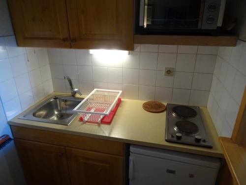 - un comptoir de cuisine avec évier et biscuits dans l'établissement Studio cabine à Vallandry, 22m², 4 pers, proche pistes et commerces - FR-1-411-940, à Landry