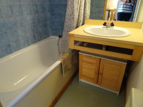 La salle de bains est pourvue d'un lavabo et d'une baignoire. dans l'établissement Appartement Peisey-Vallandry, 2 pièces, 4 personnes - FR-1-411-940, à Landry