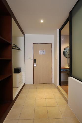 an empty hallway with a door and a room at Studio F Sukhumvit in Bangkok