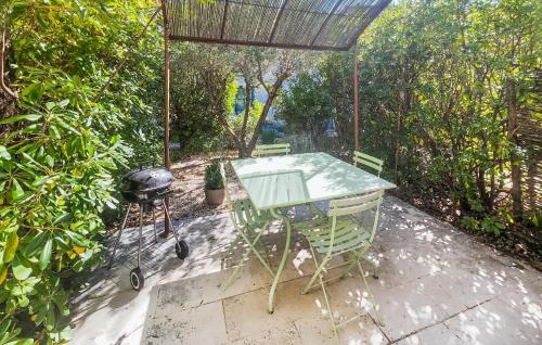 a picnic table and a grill on a patio at Beautiful Home In Saint-Laurent-De-La-Cabrerisse in Saint-Laurent-de-la-Cabrerisse