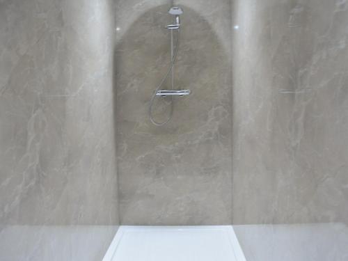 łazienka z prysznicem z głowicą prysznicową w obiekcie Forest View 
