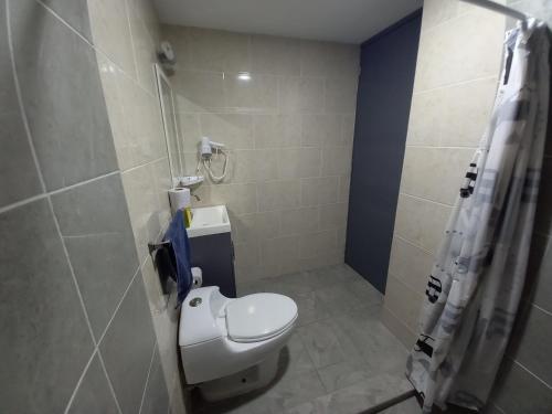Bilik mandi di Capital O Tu Estancia