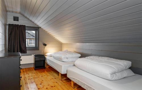 Un pat sau paturi într-o cameră la Awesome Apartment In Hemsedal With House A Mountain View