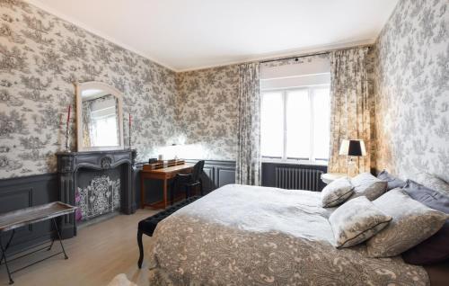 - une chambre avec un lit, un bureau et un miroir dans l'établissement 2 Bedroom Cozy Apartment In Gorizia, à Gorizia