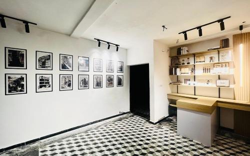una habitación con fotos en blanco y negro en la pared en Japoma Secret Garden, en Douala