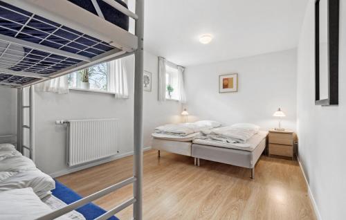 sypialnia z 2 łóżkami piętrowymi i 2 stołami w obiekcie 11 Bedroom Pet Friendly Home In Rnde w mieście Rønde