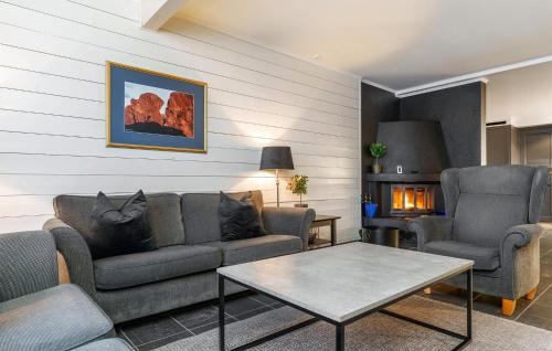 ein Wohnzimmer mit Sofa, Stühlen und einem Tisch in der Unterkunft 3 Bedroom Nice Apartment In Hemsedal in Hemsedal