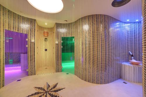 Un baño de Luxury Spa Hotel Olympic Palace