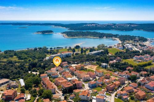 eine Luftansicht einer Stadt mit einem gelben Pfeilschild in der Unterkunft Ferienwohnung für 4 Personen ca 40 m in Medulin, Istrien Südküste von Istrien - b52058 in Medulin