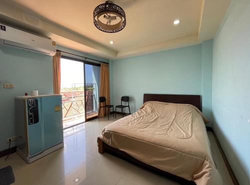 een slaapkamer met een bed en een klok aan het plafond bij ธารา นาคา อพาสเม้นต์ in Ban Rangeng