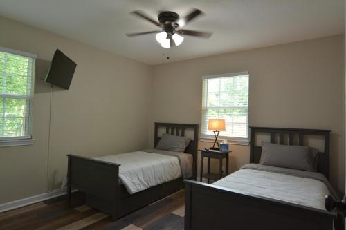 - une chambre avec 2 lits et un ventilateur de plafond dans l'établissement Duplex house 2214 Pine Street, à Grand Prairie