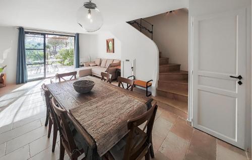 une salle à manger avec une table et un canapé dans l'établissement Stunning Home In Saint-Laurent-De-La-Ca, à Saint-Laurent-de-la-Cabrerisse