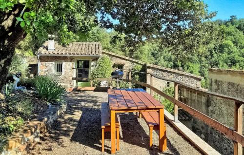 une table en bois assise devant une maison dans l'établissement La Baume, à Saint-Bresson