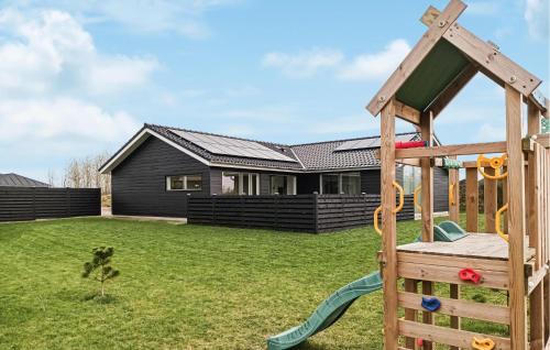 Herní místnost nebo prostor pro děti v ubytování Stunning Home In Tarm With Kitchen