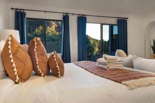 - une chambre avec un grand lit et des oreillers dans l'établissement Mammoth Rock Splendor Family Home-Close to town Huge Spa & Game Room, à Sedona