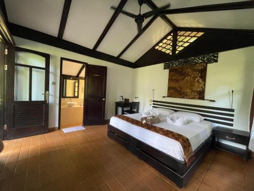 ein Schlafzimmer mit einem großen Bett in einem Zimmer in der Unterkunft The Village Bunaken in Bunaken