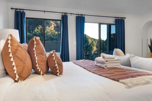 Un dormitorio con una cama grande con almohadas. en Mammoth Rock Lodge-New Family Home REMODELED 2 Hot Tubs & Game Room, en Sedona
