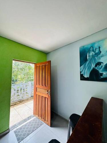 Zimmer mit einer grünen und weißen Wand mit einer Tür in der Unterkunft APTO Mobiliado Aconchegante Serra Cantareira Cod 1 in Caieiras