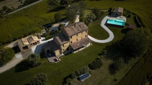una vista aérea de una casa con piscina en Ferienhaus mit Privatpool für 12 Personen ca 350 qm in Loro Piceno, Marken Provinz Macerata, en Loro Piceno