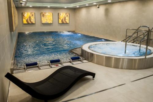 Bazén v ubytování Luxury Spa Hotel Olympic Palace nebo v jeho okolí