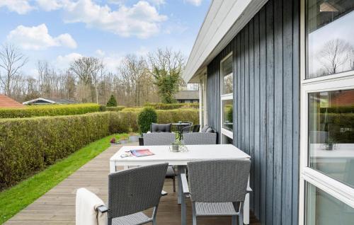 un patio esterno con tavolo e sedie bianchi di Stunning Home In Juelsminde With Wifi a Sønderby