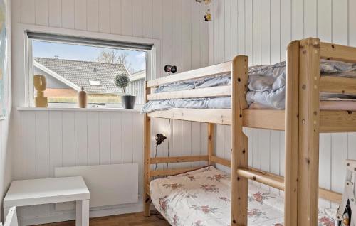 Tempat tidur susun dalam kamar di Stunning Home In Juelsminde With Wifi