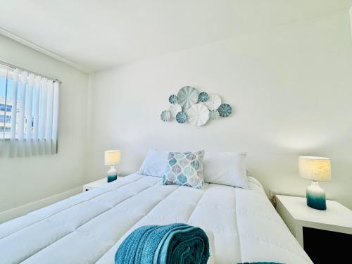 A bed or beds in a room at Coastal Charm: Waterfront with Free Parking - Walk to Beach