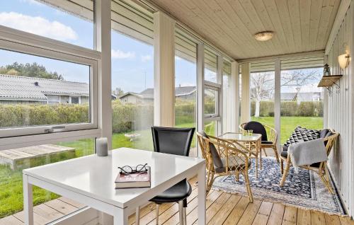 una veranda riparata con tavolo e sedie di Stunning Home In Juelsminde With Wifi a Sønderby