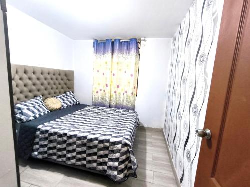 małą sypialnię z łóżkiem w pokoju w obiekcie "Pacae" House w mieście Ica
