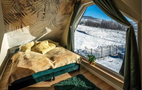 - une chambre avec un lit et une fenêtre avec un champ enneigé dans l'établissement Lovely Home In Sierpnica With Wifi, à Sierpnica