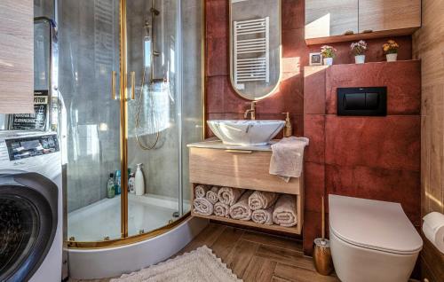 La salle de bains est pourvue d'une douche, de toilettes et d'un lavabo. dans l'établissement Lovely Home In Sierpnica With Wifi, à Sierpnica