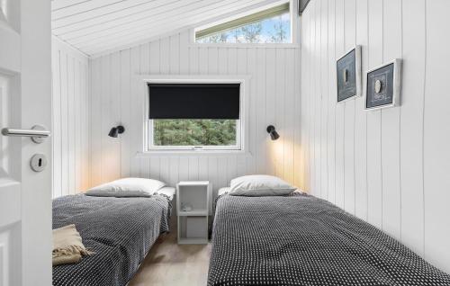 2 bedden in een witte kamer met een raam bij Gorgeous Home In Jerup With House A Panoramic View in Jerup
