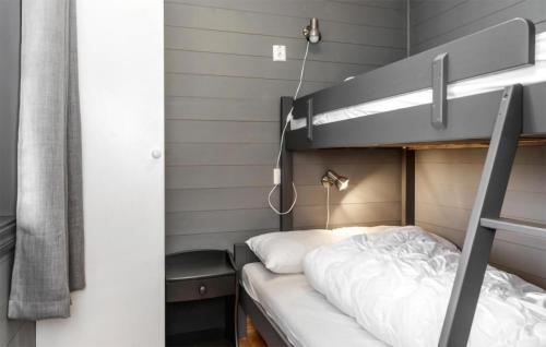 Awesome Apartment In Hemsedal With Kitchen في هيمسيدال: غرفة نوم مع سرير بطابقين مع ملاءات بيضاء