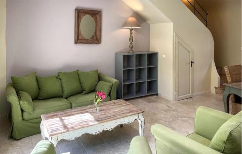 un salon avec un canapé vert et une table dans l'établissement Awesome Home In Saint-Laurent-De-La-Cabrerisse, à Saint-Laurent-de-la-Cabrerisse