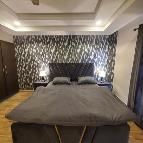 um quarto com uma cama grande e 2 mesas de cabeceira em Bahria Paradise em Rawalpindi