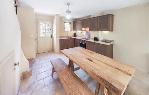 - une cuisine avec une table en bois dans une chambre dans l'établissement Amazing Home In Saint-Laurent-De-La-Cabrerisse, à Saint-Laurent-de-la-Cabrerisse