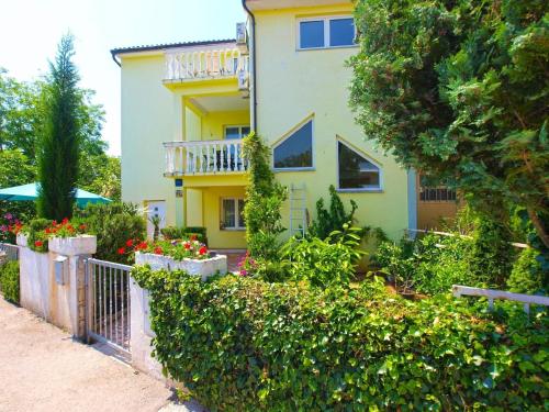 a house with a fence and flowers in front of it at Ferienwohnung für 5 Personen ca 60 qm in Stinjan, Istrien Istrische Riviera in Štinjan