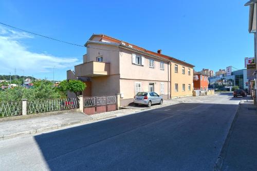 een huis met een auto geparkeerd aan de kant van een straat bij Ferienwohnung für 4 Personen ca 60 qm in Sijana, Istrien Istrische Riviera in Pula