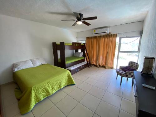 - une chambre avec un lit et un ventilateur de plafond dans l'établissement Casa Valle Alto, à Ciudad Valles