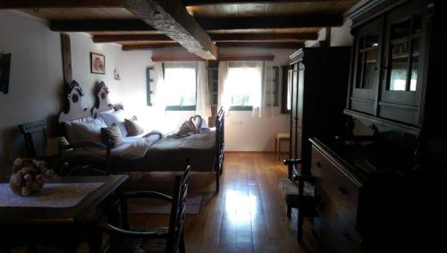 1 dormitorio con 1 cama y 1 mesa en una habitación en Ferienwohnung für 2 Personen 1 Kind ca 50 qm in Kratecko, Zentralkroatien Naturpark Lonjsko polje 