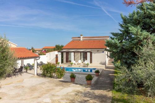 a house with a swimming pool in a yard at Ferienhaus mit Privatpool für 4 Personen ca 90 qm in Šišan, Istrien Südküste von Istrien in Šišan