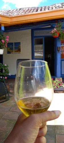 a hand holding a glass of white wine at VIEJA ADUANA HOSTAL in Zipaquirá