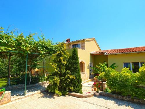 een huis met een tuin ervoor bij Ferienwohnung für 4 Personen ca 45 qm in Fažana-Surida, Istrien Istrische Riviera in Valbandon