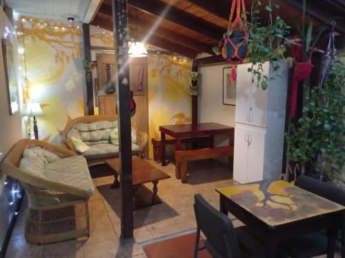 a living room with a couch and a table at Hostel Casa Ridgway in San José