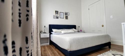 Een bed of bedden in een kamer bij Entire Spacious Vacation Home - Close to all City Attractions